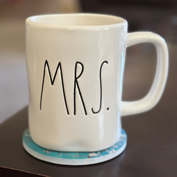 ⚡️Home⚡️ Rae Dunn ‘Mrs.’ Cream Mug - Picture 1 of 4